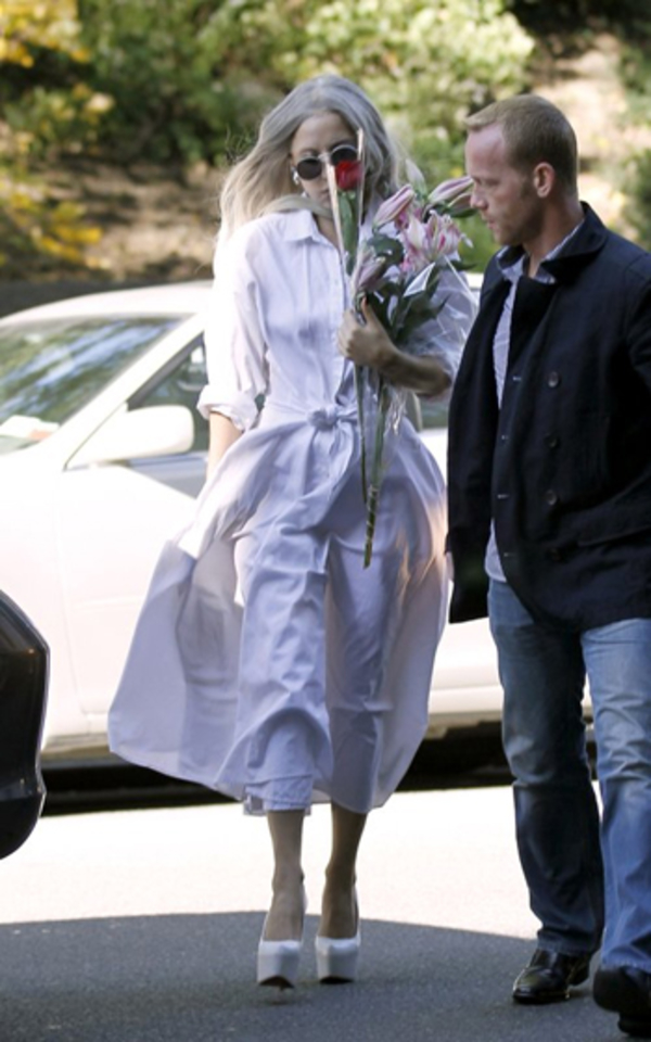 Lady Gaga показалась в скромном платье