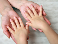 Левша или правша: как определить ведущую руку ребенка