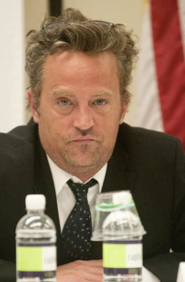 Звезда Друзей, Мэттью Перри, шокировал папарацци своим внешним видом