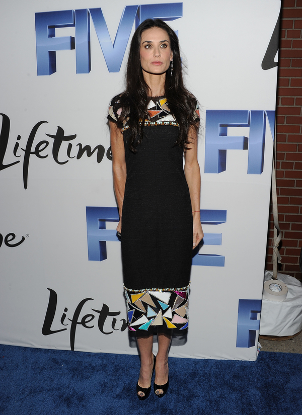 Истощенная Деми Мур из-за болезни похудела до детского размера