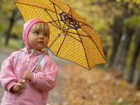 Как правильно одеть ребенка на прогулку осенью