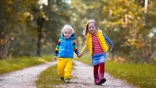 Как правильно одеть ребенка на прогулку осенью