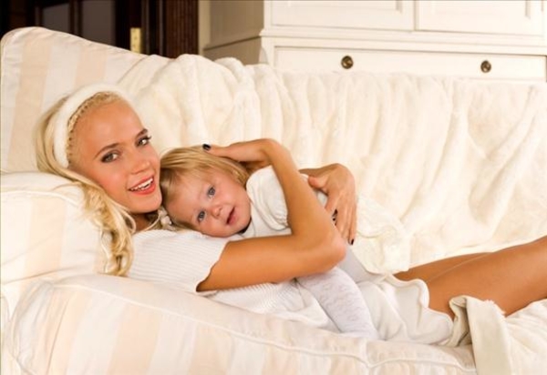 Маленькая дочь Глюкозы попробовала управлять самолетом