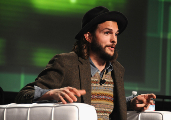 Эштон Катчер "зажигает" в ночных клубах