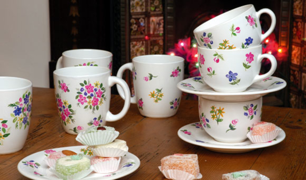 Сделай своими руками: Узор на белом чайном сервизе