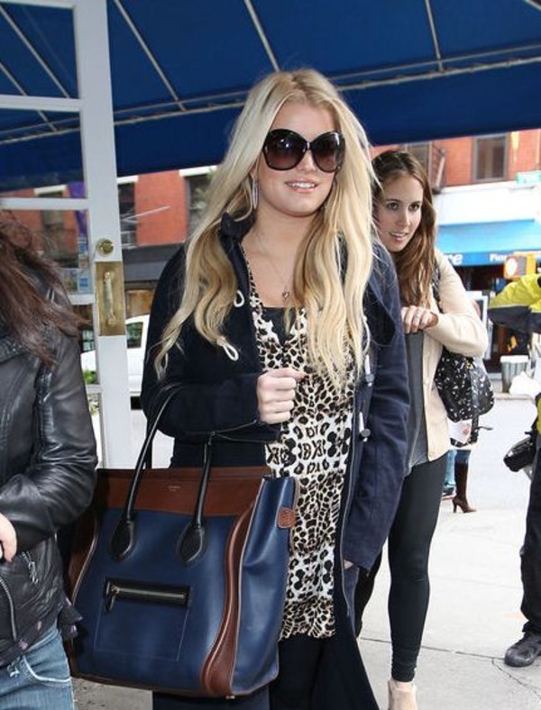 Беременная Джессика Симпсон ест дыню с солью