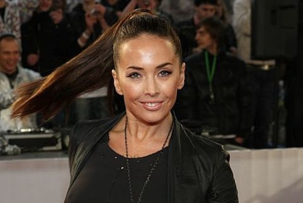 Жанна Фриске вышла на сцену в платье с глубоким декольте