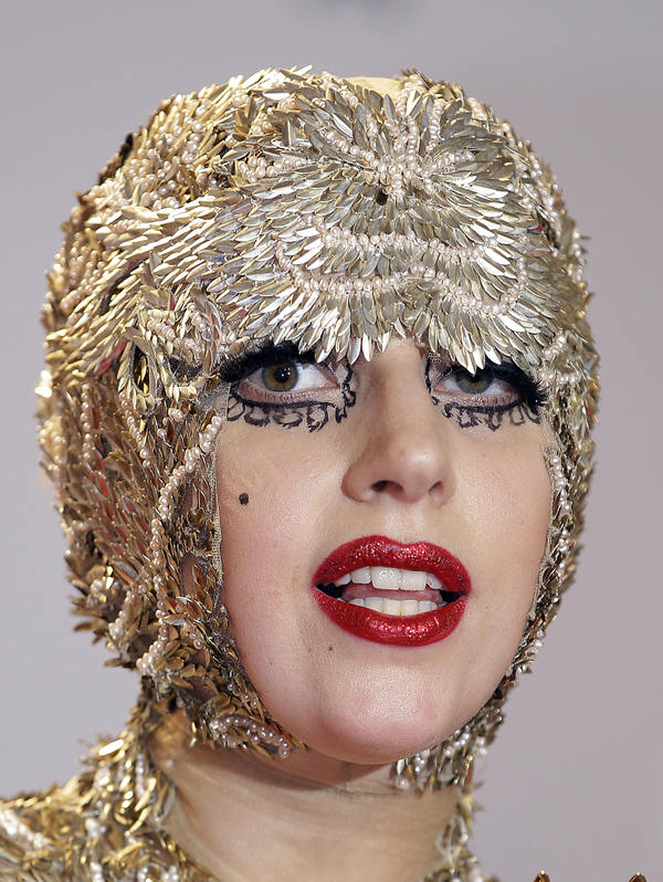Lady Gaga в образе золотой конфеты