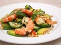 Салат из креветок с авокадо и огурцами