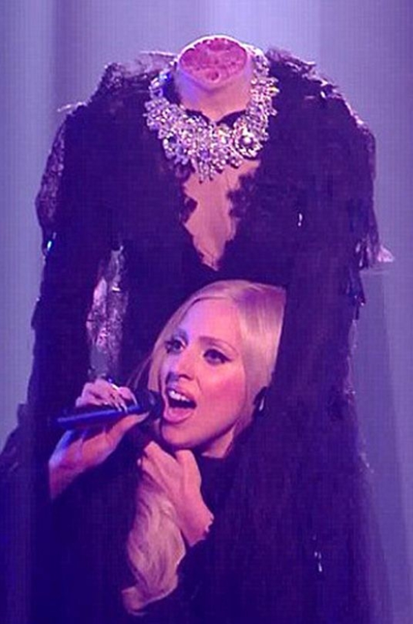 Lady Gaga вышла на сцену "без головы"