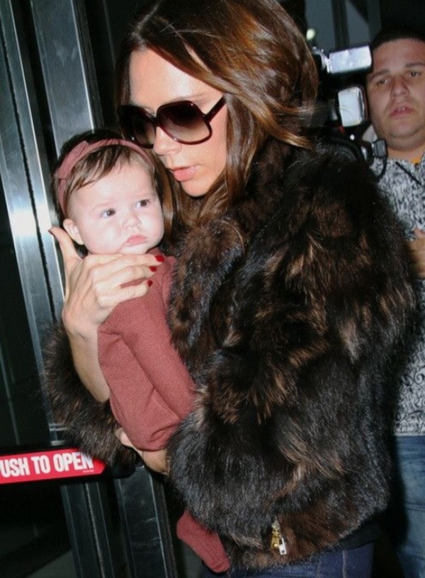 Виктория Бэкхем подбирает одежду дочери под цвет своего маникюра