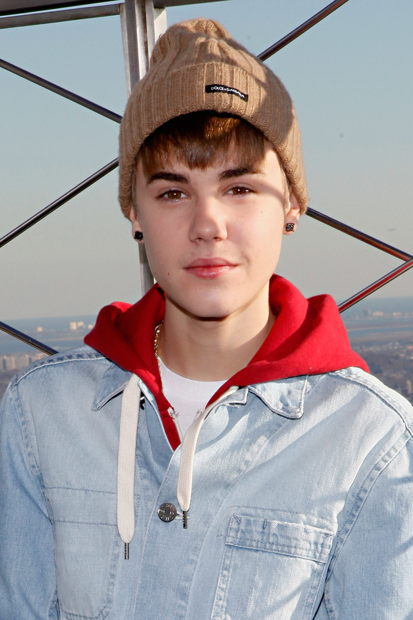 Джастин Бибер рекламирует распродажу в универмаге