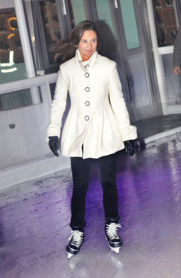 Look Дня: Пиппа Миддлтон на коньках