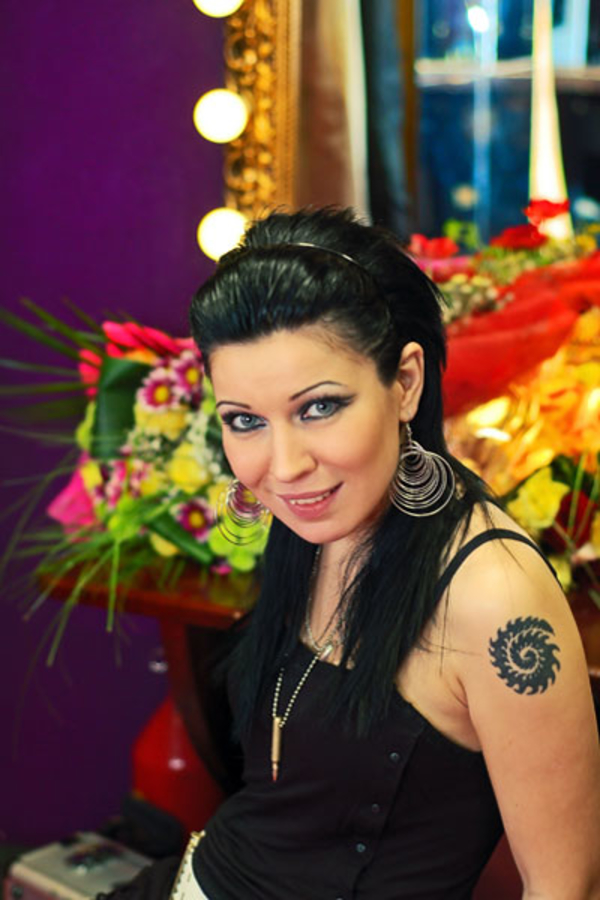 Романтичная Елка в новом клипе ждет подарка от любимого