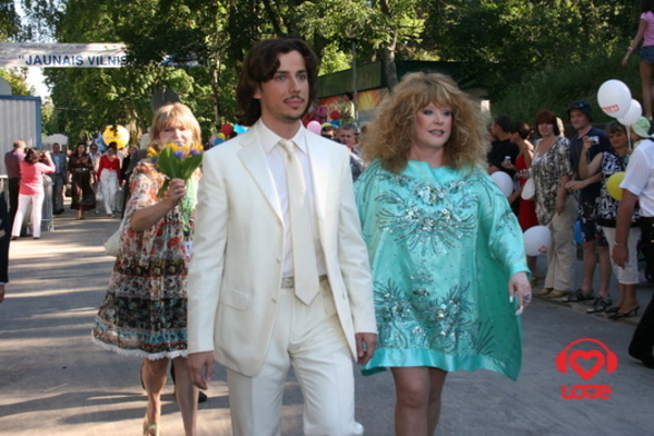 Максим Галкин подарил Алле Пугачевой розовое нижнее белье