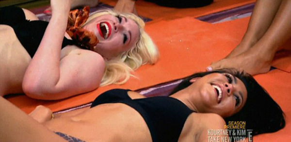 Ким Кардашян занимается йогой с голым инструктором