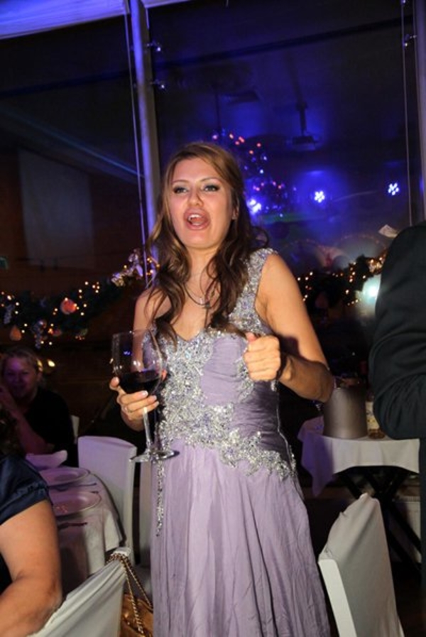 Беременную Викторию Боню папарацци словили с бокалом вина