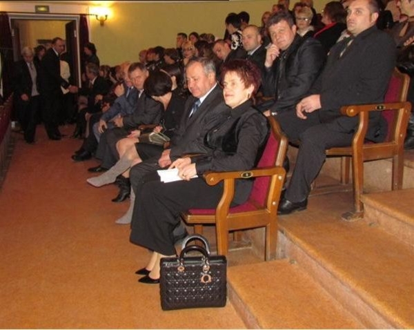 Жена Януковича носит сумку, как у Юлии Тимошенко