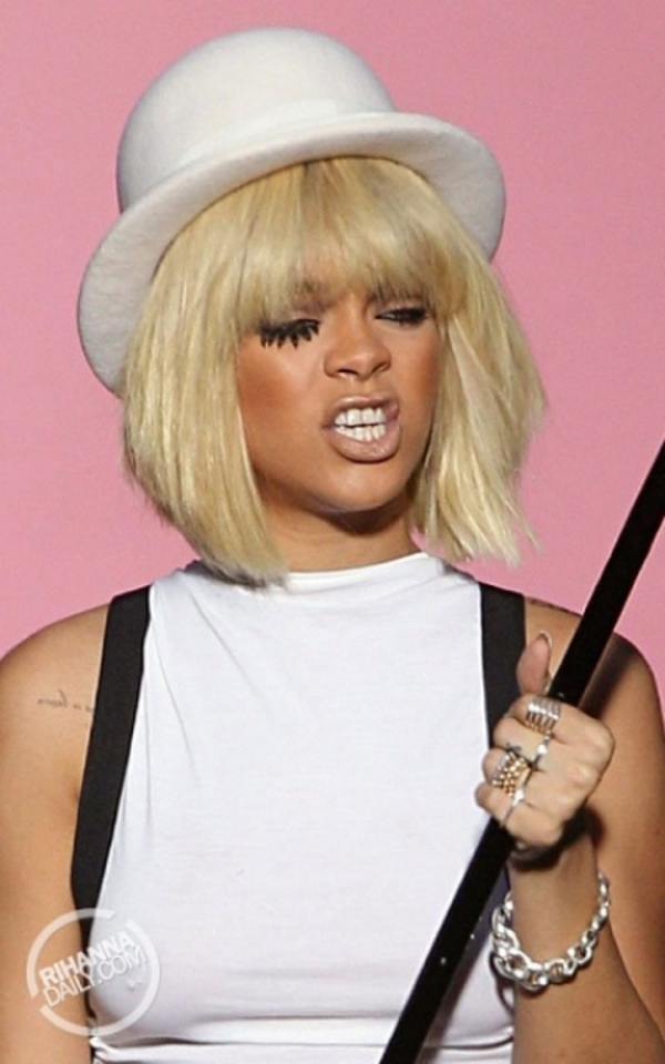 Скандалистка Рианна стала горячей блондинкой