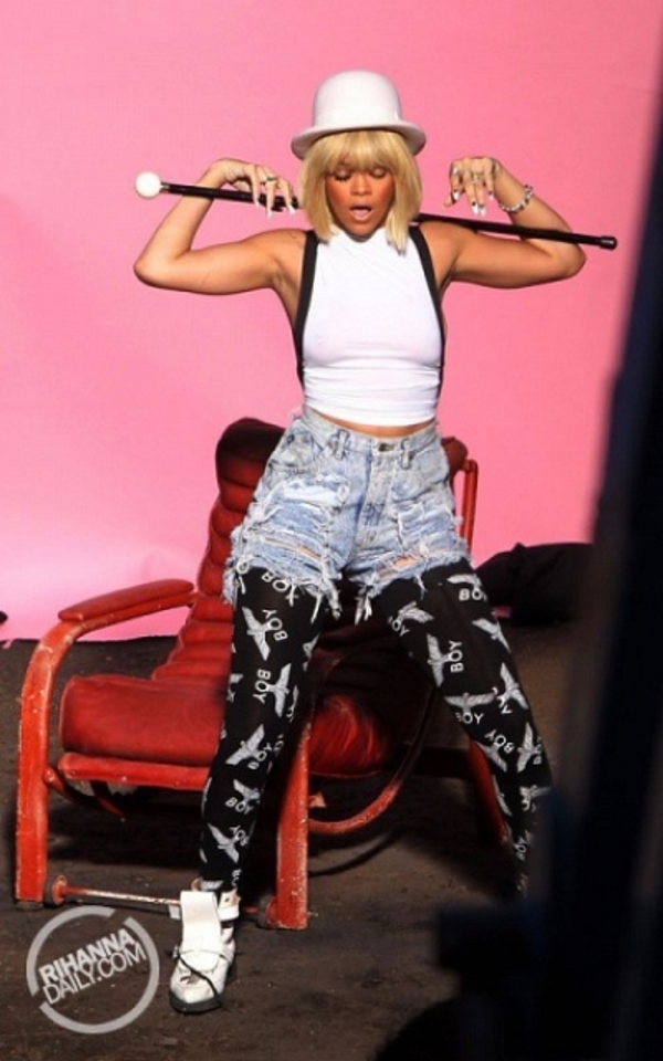 Скандалистка Рианна стала горячей блондинкой