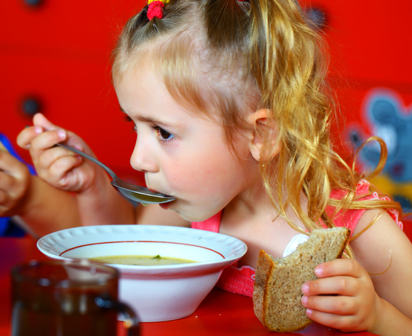 Супы и бульоны: Как готовить и сколько нужно ребенку есть супа