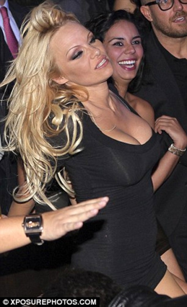 Памела Андерсон устроила секс-танцы на вечеринке Playboy