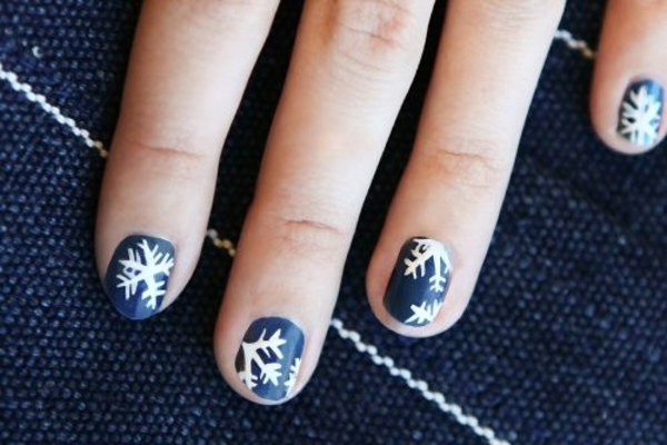 Модный урок: Делаем актуальный зимний маникюр