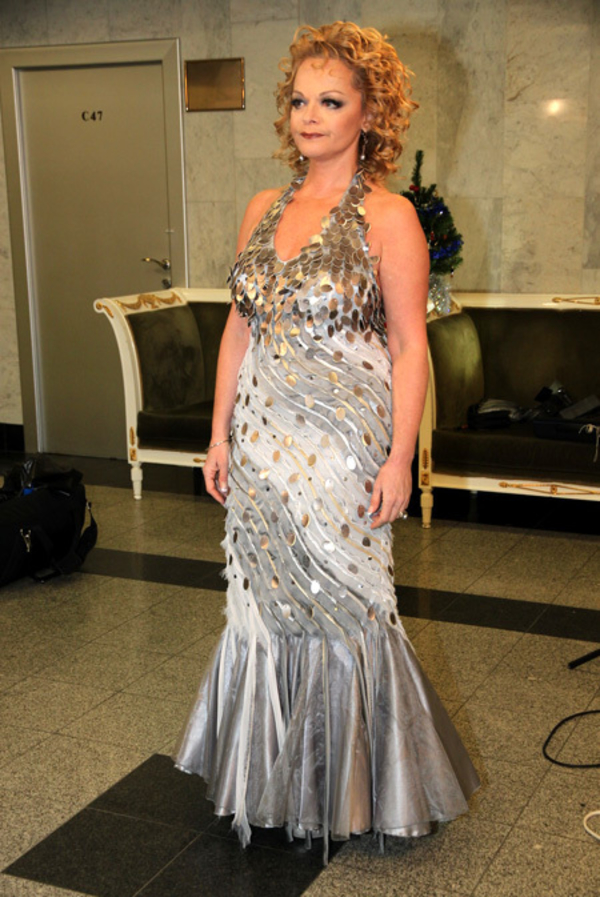 Лариса Долина вышла в свет в платье с открытой спиной