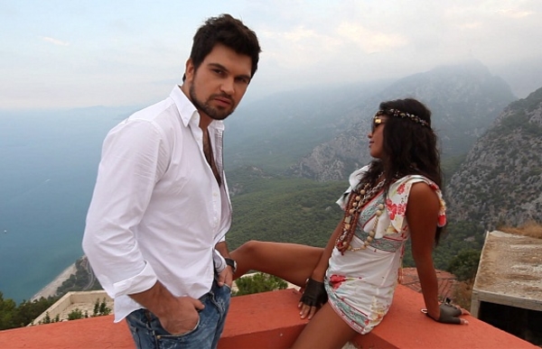 Соблазнительная Санта Димопулос в клипе Бондарчука