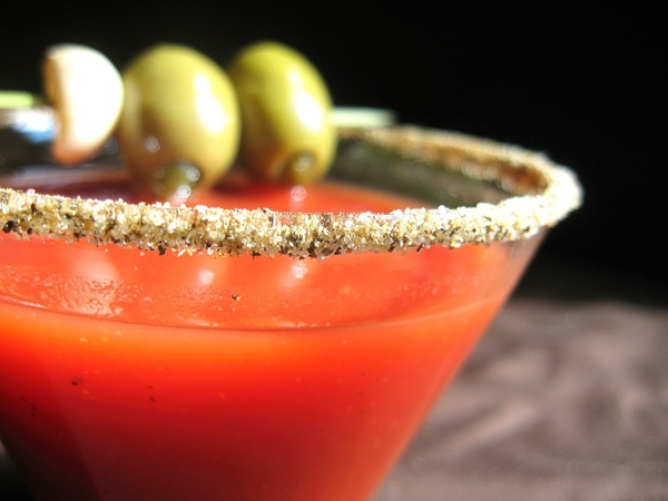 Как приготовить коктейль Кровавая Мэри (ВИДЕО)