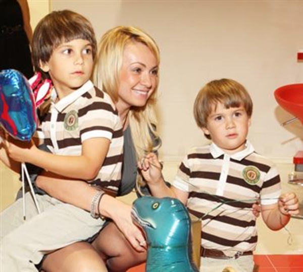 Яна Рудковская бросила детей и улетела в Питер