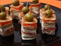 Канапе из блинов на шпажках