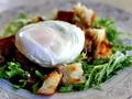 Лионский салат с беконом и яйцом-пашот