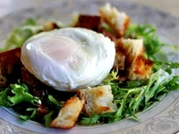 Лионский салат с беконом и яйцом-пашот