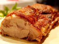 Запеченная свинина с чесноком и травами