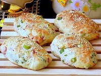Булочки для завтрака с ветчиной и зеленым луком