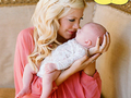Тори Спеллинг показала новорожденную дочь