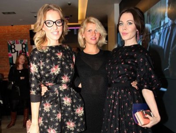 Ксения Собчак вышла в свет в платье с большим разрезом