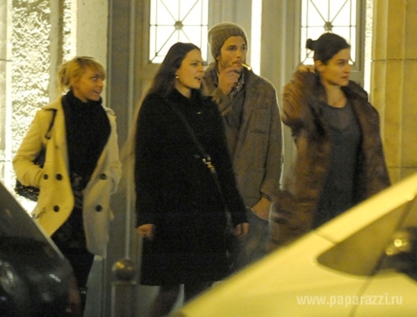 Эштон Катчер нашел себе новую любовницу