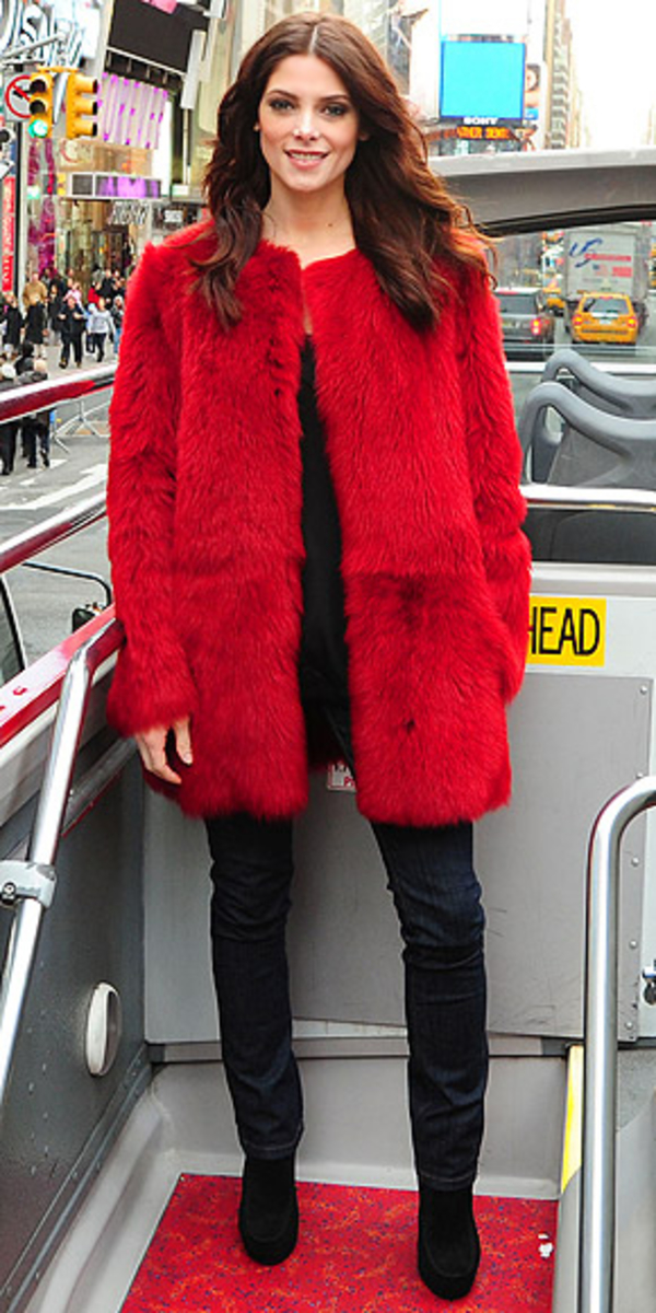 Look дня: Эшли Грин в красной шубе