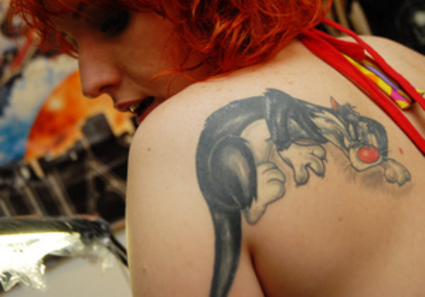 В Испании резко увеличился спрос на удаление татуировок