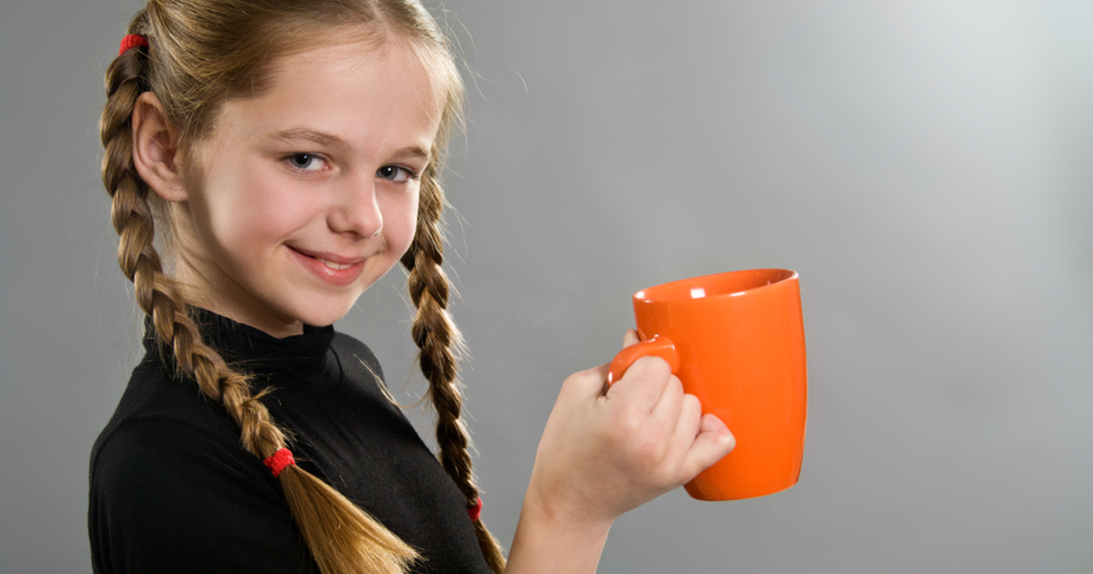 Можно подросткам пить кофе. Кофе для детей. Маленькая девочка с чашкой. Ребенок с чашкой в руке. Ребенок с чашкой кофе.