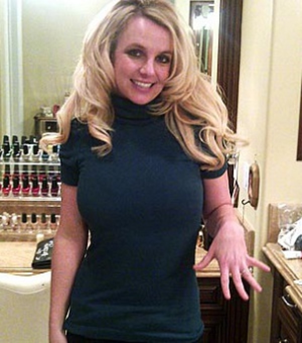 Бритни Спирс хвастается своим дорогим кольцом