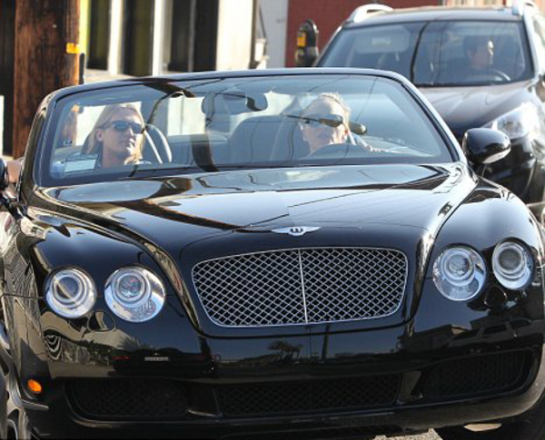 Шэрон Стоун вышла в свет с молодым ухажером