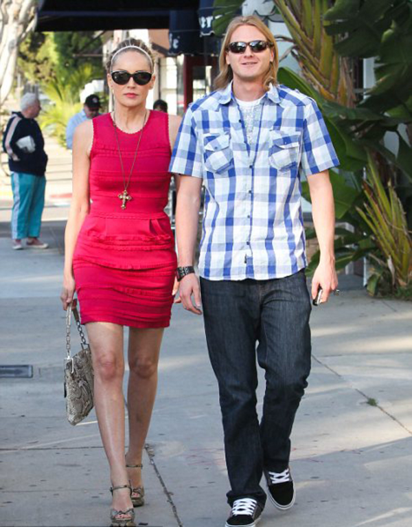 Шэрон Стоун вышла в свет с молодым ухажером