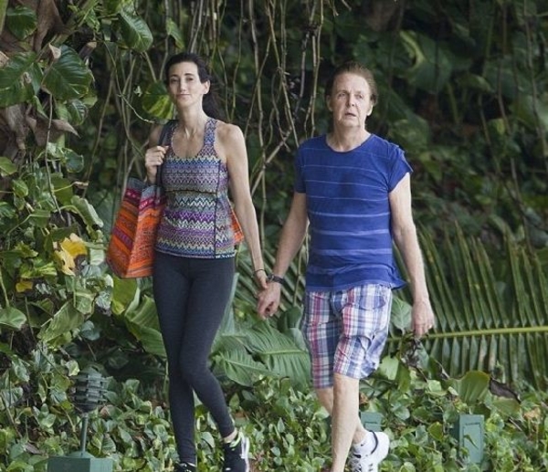 51-летнюю жену Пола Маккартни папарацци запечатлели в купальнике