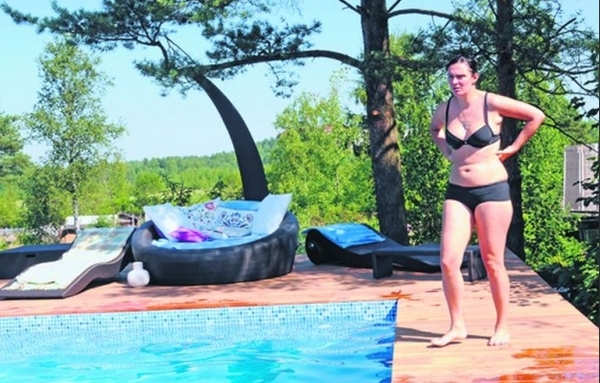 Елена Ваенга показала свои фото в купальнике