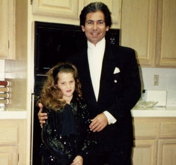 Скандал в семье Кардашян: Хлоя – не родная сестра Ким