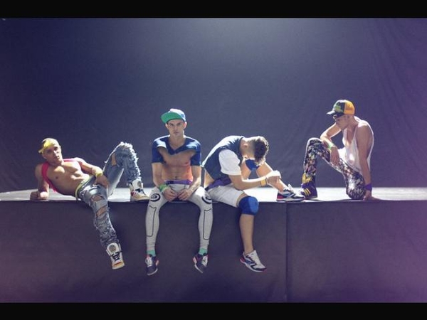 Новое видео группы Kazaky: Парни на шпильках станцевали с балериной