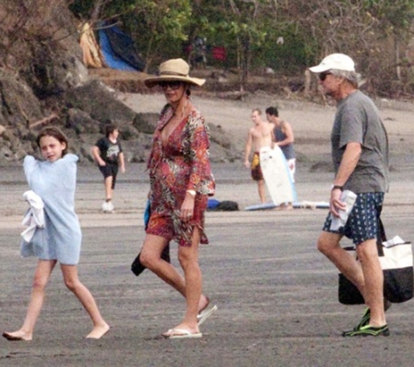 Беременная супруга Майкла Дугласа показала округлившийся живот